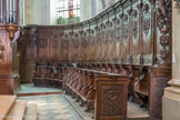 Les stalles en bois sculpté du chœur proviennent de l'abbaye de Maizières (près de Demigny).