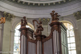 Tourelle droite du buffet d'orgue, putti jouant de la flûte traversière et du cor de chasse. Tourelle centrale du buffet d'orgue, Saul jouant de la harpe. Tourelle gauche du buffet d'orgue, putti jouant de la flûte à bec et du hautbois.