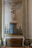 Bas-côté de droite très étroit. Autel de la Vierge.