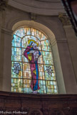 Vitrail moderne de la Vierge à l'Enfant
dans le chœur.
