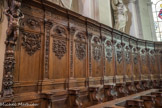 Les stalles en bois sculpté du chœur proviennent de l'abbaye de Maizières (près de Demigny).