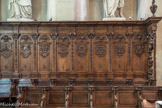 Les stalles en bois sculpté du chœur proviennent de l'abbaye de Maizières (près de Demigny).