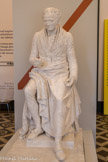 Vivant-Denon. est un diplomate de l'Ancien Régime, graveur renommé et principal introducteur de la lithographie en France, fondateur de l'égyptologie lors de la campagne d'Égypte puis conseiller artistique de Napoléon Ier, grand pourvoyeur et organisateur des musées de France.