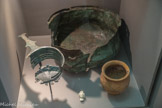 Le dépôt de Verjux IIIe siècle.
Vaisselle métallique : chaudron, passoire.
Monnaies contenues dans un pot 139 sesterces / 1 antoninius
Découvert à une trentaine  de mètres d’un bâtiment gallo- romain sur la commune de Verjux (71), le trésor monétaire — constitué de 139 et 1 antoninius rassemblés dans un pot—, une passoire en alliage cuivreux et un fragment de terre cuite blanche représentant une tête de Vénus a été découvert déposé dans chaudron en bronze, Ce dépôt présente un intérêt tout particulier car l’étude des monnaies a révélé une thésaurisation de plus de 150 ans [fin du Ier - milieu du IIIe siècle], Cette durée témoigne de faits rares en archéologie : l’assurance de la transmission d’un patrimoine sur plusieurs générations.