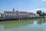Fondé en 1530 sur l’Ile Saint-Laurent par les échevins de la ville sur autorisation de François 1er, cet ancien hôpital révèle une grande richesse patrimoniale. Le bâtiment de la communauté des sœurs, le long de la Saône, reconnaissable à son pignon à degrés, ou à redents, d'inspiration flamande, témoigne de cette époque.