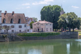 Fondé en 1530 sur l’Ile Saint-Laurent par les échevins de la ville sur autorisation de François 1er, cet ancien hôpital révèle une grande richesse patrimoniale. Le bâtiment de la communauté des sœurs, le long de la Saône, reconnaissable à son pignon à degrés, témoigne de cette époque. Ce que Claude Niépce pratique (dans la lignée d’Emiland Gauthey qui l'a sans doute formé) est une sorte de synthèse entre les derniers feux de « l’architecture à la française » mise en œuvre sous Louis XIV et Louis XV, et les emprunts à l’antiquité.
Ces deux styles se mêlent habilement dans la construction de la pharmacie.
Sur la façade par exemple on trouve des éléments :
- d'architecture « à la française » : encadrement des ouvertures en pierres taillées, régularité, symétrie, mise en valeur de l'avant corps central ;
- de constructions antiques : usage de frontons, triangulaire et curviligne.
