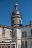 Le dôme à la croisée de quatre salles de malades est édifié dans les années 1770, il est attribué à Emiland Gauthey. Abritant alors une chapelle, il est situé à la jonction de quatre salles de malades disposées en croix. Ce type d’aménagement est caractéristique des hôpitaux de l’époque classique. Bien que rehaussé au XIXème siècle, le dôme doit son élévation à des conceptions plus anciennes : on aspirait à une meilleure circulation de l’air vicié.