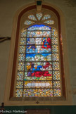 La chapelle du XIXe est ornée de vitraux du XVIe siècle qui proviennent de la première salle de malades édifiée à la Renaissance. Ces vitraux sont entourés d'entrelacs. Chacun raconte une histoire, tirée de la Bible, plus précisant des éléments de l'Ancien et du Nouveau Testament. La transfiguration.