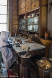 Que serait devenu le pharmacien s’il n’avait pas eu à sa disposition :
mortiers et pilons : pour broyer les matières premières ; certains petits mortiers de bronze sont datés du XVIe siècle et classés aux Monuments Historiques ;