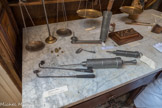 Les « barbares »
Des instruments médicaux ont également leur place dans la pharmacie :
des clystères : qui permettaient de faire des lavements ;
une lancette à saignée (XVIIIe siècle) dont l’utilisation repose sur la « théorie des quatre humeurs » qui consistait à « saigner » les malades pour soigner les maladies ; cette « théorie des humeurs » est à l’origine de nombreuses expressions de la langue française : se faire de la bile, être de bonne ou mauvaise humeur, avoir le sang chaud... ;
des instruments à cautériser du XIXe siècle : pour cicatriser les plaies.
une cuillère à sirop en étain du XIXe siècle ;