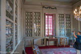 L’influence antique est également dominante dans la salle de réception :
-	si l’usage de boiseries est traditionnel depuis le règne de Louis XV, le rythme donné par des colonnes de tiroirs surmontés d'un entablement et d'une corniche est novateur ;
-	au niveau de cet entablement, le motif de drapés est lui une citation directe : de tels drapés étaient fréquents sur les sarcophages romains de pierre, comme sur les murs peints des demeures de Pompéi ou d’Herculanum... C’est la salle d'accueil des personnes pauvres qui ne sont pas hospitalisées mais à qui on distribue des médicaments.
C’est aussi dans cette salle que l’on vient s'approvisionner en « simples », plantes servant à fabriquer ses propres remèdes, les tisanes par exemple.