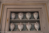 La pharmacie de l’ancien hôpital de Chalon-sur-Saône possède un ensemble de 158 pots de faïence fine de Val-sous-Meudon.
De couleur blanche, ils sont en forme d’urne sur piédouche (sorte de petit piédestal mouluré). Le couvercle, en chapeau pointu, est terminé par une boule de préhension décorée.
Des frises de roses bordent les pots et les couvercles. Leur contenu est indiqué dans un cartouche en écusson situé sur la panse :
onguents (cicatrisant, émollient, vermifuge...) ;
miels (ordinaire, blanc, de Narbonne-.) ;
conserves de fleurs (muguet, rose, nénuphar...) ;
extraits (opium, ellébore, cigüe...) ;
pilules (astringente, fétide, angélique...) ;
et autres baume, rob (suc de fruits cuits ayant la consistance du miel) ou cérat (préparation à base d’huile ou de cire) ;
