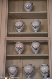 Les pots de Chalon-sur-Saône
83 pots classés forment la plus grande partie de la collection céramique XVIIIe de la pharmacie. Leurs caractéristiques font que l’on situe le lieu de production en Bourgogne et plus probablement dans le Nivernais.
Par contre, la multitude de manufactures de la région ne permet pas de connaître précisément lesquelles sont à l'origine de ces pots.
Ils sont tous en céramique grand feu, monochrome ou polychrome.
La plupart des pots présente un décor bleu sur fond blanc. D’autres mêlent des décors bleu, jaune et/ou orange sur fond blanc ou beige rosé.
Le décor revêt l'aspect de rameaux feuillus ou à fruits, reliés par des fleurs ou des nœuds.