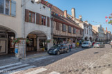 Les Arcades de Louhans. À ce jour, le bourg central de Louhans conserve intacte ses façades du XVe siècle et ses 157 arcades qui abritent dans la Grande Rue, plus de cent commerces et boutiques. Un aménagement semblable existe également dans la grande rue aux 146 arcades de Lons-le-Saunier, ville voisine, située dans le département du Jura.