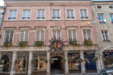 Le théâtre.
Au milieu du XIXe siècle, le théâtre communal se limite à une modeste salle de spectacle aménagée à l’étage de l’un des bâtiments bordant la Grande Rue dites aux arcades et dont le rez-de-chaussée est occupé par deux boutiques ouvrant justement sur une de ces arcades.

À la demande des commerçants louhannais, des travaux de rénovation et d’agrandissement sont lancés en 1928 sous la direction de monsieur Lamirand, architecte municipal. En 1934, l’ancienne salle de spectacle et ses annexes sont détruites, mais la façade, la toiture et les planchers de l’ancienne occupation sont intégralement conservés.