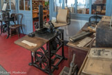 L’ADRESSOGRAPHE
Il est utilisé immédiatement après le graphotype.
Cette machine imprime sur des bandes de papier journal les adresses des abonnés.
Il reçoit dans sa partie supérieure un tiroir, qui peut contenir jusqu’à 175 clichés (plaquettes).