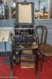 LE GRAPHOTYPE
L'Indépendant du Louhannais et du Jura, comme tous les autres journaux, a des abonnés. Quand un abonné se présente à l’accueil du journal pour souscrire un abonnement, on lui fabrique une plaque à son adresse.
On prend une plaquette de métal que l’on place dans le graphotype. On saisit les coordonnées postales de l’abonné. La machine va emboutir la plaquette. Sur celle-ci figure le nom, le prénom et Padresse de l’abonné. La plaquette est conservée pendant toute la durée de l’abonnement.
Les plaquettes sont rangées dans des tiroirs métalliques par commune, par bureau de poste et par ordre alphabétique à l’intérieur de chaque commune.
C’est ensuite grâce à une autre machine : l’adressographe, que l’on imprime les adresses.