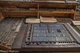 Les lignes composées sont assemblées sur un marbre (support plat) et serrées dans un châssis (cadre). Cet ensemble, appelé la forme, est ensuite envoyé sur la presse. La forme est un ensemble destiné  au montage de la page, qui enferme dans un chassis la composition, les clichés et les blancs. Après ce montage, ces éléments sont maintenus par des blocs de serrage.