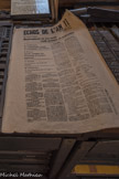 Morasse. Empreinte de la composition d'une page complète du journal. On encre la forme à l'aide d'un rouleau. On dépose une feuille humide sur laquelle on tapote avec la brosse à épreuve. On obtient alors un tirage de basse qualité, mais sans être obligé d'installer la forme dans une presse.