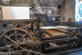 LA PERFECTION CAPDEVIELLE
La Perfection Capdevielle arrive à l’atelier de l’indépendant en 1928. Cette presse était utilisée pour imprimer des affiches car son marbre peut accueillir de grandes formes.
Le marbre est situé à l’horizontal. La forme est posée sur celui- ci. L’encre, qui est déposée sur la table d’encrage, à l’arrière de la presse, est étalée grâce à deux rouleaux ; ensuite, la table se déplace vers trois rouleaux qui vont alors se charger en encre ; ces trois rouleaux encrent les caractères quand la forme passe en-dessous.