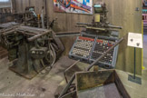 MONOTYPE
Un an après la linotype, la monotype, machine à composer les lettres une à une, est brevetée par Tolbert Lanston.
En contraste avec la linotype, la saisie et la fonte sont effectuées sur deux machines différentes : un clavier-perforateur et une fondeuse, ces deux unités étant reliées entre elles par des bandes perforées. Les premières machines sont produites dès 1894 aux Etats-Unis. Parce qu’elle permet une grande souplesse dans la configuration des polices de caractères, la monotype est particulièrement bien adaptée à la composition de livres, qui nécessite souvent un jeu de caractères étendu.