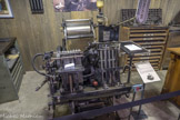 ORIGINAL HEIDELBERG
Cette presse à platine est arrivée dans l’atelier de l’indépendant en I960.
Le réservoir d’encre se situe à l’arrière de la presse. Les deux rouleaux supérieurs amènent l’encre sur le gros cylindre et l’étalent.
La forme s’insère verticalement.
Les rouleaux encreurs (rouleaux inférieurs) se chargent alors d’encre sur le gros cylindre et la déposent sur les caractères en passant sur la forme.
Le stock de papier est disposé sur la tablette à l’avant de la machine.
Une pince vient saisir la feuille vierge pour la positionner devant la forme. La presse se ferme, imprimant ainsi le papier. Quand la presse s’ouvre, la pince vient déposer la feuille imprimée sur une autre tablette, laissant immédiatement sa place à une nouvelle feuille vierge.