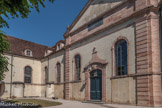 Entre 1715 et 1719 une seconde salle de malades de 14 lits fut construite qui permit de séparer les hommes et les femmes. En 1720, un donateur anonyme finança la construction d'un nouveau petit corps de bâtiment qui permit de créer une nouvelle apothicairerie avec son laboratoire. La construction d'un troisième corps de bâtiment, perpendiculaire à la salle des femmes s'acheva en 1769. En 1853, la chapelle de la salle des femmes fut agrandie. 
Ses deux salles monumentales, encore garnies de leurs anciens lits à ruelles ont reçu des patients à la fin des années 1970.
