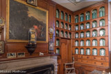 Le bâtiment possède une somptueuse apothicairerie qui abrite une exceptionnelle collection de faïences lustrées hispano-mauresques des XVe et XVIe siècles conservées à l'intérieur de niches à arcature et colonnes à balustres géminées. Ici pots pourris du XVIIIe siècle.