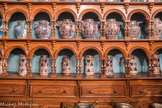 En bas, les pots à canon (ou pots canon) pour les onguents, opiats, confections, électuaires, baumes. Au-dessus, les pots chevrettes pourvus d’un goulot (avec ou sans anneau) et d’une anse pour les préparations liquides ;