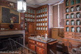 Le bâtiment possède une somptueuse apothicairerie qui abrite une exceptionnelle collection de faïences lustrées hispano-mauresques des XVe et XVIe siècles conservées à l'intérieur de niches à arcature et colonnes à balustres géminées. Ici pots pourris du XVIIIe siècle.