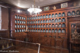 L'apothicairerie, dotée d’une collection prestigieuse de pots, chevrettes, et albarelli en faïence hispano et italo-mauresques des XVe et XVIe siècles.