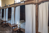 L'hôpital.Deux salles de malades à lits clos, ici, celle pour les hommes (à lits de bois).