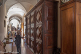 Des sœurs hospitalières de la communauté de Ste Marthe ont dirigé l'établissement pendant près de 300 ans et ont légué à l'Hôtel-Dieu des meubles et objets d'art authentiques représentant les différents styles de cette longue période. Ces meubles garnissent les salles et offrent aux visiteurs une saisissante atmosphère.