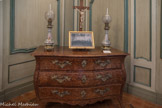 La commode en arbalète est un meuble dont la façade présente une façade mouvementée en forme d'accolade .
Cette forme en arbalète comme l'arme du même nom est caractéristique du style Louis XV.