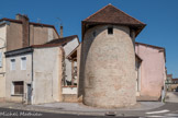La tour Saint-Paul. Vestige de l'ancienne ville fortifiée, c'est un bastion militaire défendant le rempart  de la ville, construit en 1570. Une inscription donne l'année de sa construction : « Faicte en l'an 1668 ».