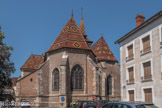 Cet édifice religieux de style gothique présente notamment une toiture en tuile vernissée de Bourgogne. Rattachée au diocèse d'Autun, Chalon et Mâcon elle est consacrée à saint Pierre. 
L'édifice est principalement constitué de briques avec contreforts de pierre et de briques. La couverture en tuile vernissées polychrome de Bourgogne donne une unité remarquable au bâtiment.