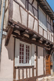 Les pans de bois verticaux et rapprochés et les croix de saint André sont du XVe-XVIe. Ceux qui sont en obliques sont du XVIIe-XVIIIe. Ils consolidaient la maison.