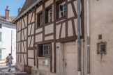Sur beaucoup de maisons, au XIXe siècle, les pans de bois étant à la mode, on a enlevé le crépis.