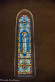 Les vitraux représentent successivement sainte Thérèse d'Avila (?),