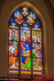 Dans le chœur, le vitrail montre la remise des clefs à saint Pierre, saint patron de l'église. Le Christ, bras gauche et yeux levés vers le ciel symbolisant le lien avec le Père, remet à Pierre, à genoux, les clefs du Royaume devant tous les apôtres réunis. En haut, des anges présentent les symboles de la Foi (le ciboire), de l'Espérance (l'ancre) et de la Charité (l'accueil des enfants orphelins).
