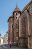 La tour carrée est la chapelle, la tour ronde, l'escalier.