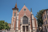 Au XIVe siècle cette église en brique traditionnelle bressane est construite sur l’emplacement de l'ancienne église.
Au XVIIIe siècle l’église est agrandie par l'ajout d'un second corps de bâtiments (la chapelle Notre-Dame) accolée à l'église, par l'architecte Émiland Gauthey.
Les treize chapelles latérales ajoutées avec le temps et le clocher à dôme (clocher comtois) qui reposait sur un énorme pilier qui encombrait la nef sont démolis en 1883. À la Révolution française elle devient temple de la Raison. L'église et sa chapelle sont rendues au culte catholique sous le Concordat