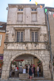 La Maison du Bailli (Grande Rue). Une des premières arches, au niveau du centre-ville abrite « la maison du bailli », édifice datant des années 1570, date à laquelle le bailli instaure un péage pour passer sous l'arcade.