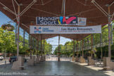 La halle où a lieu le marché aux volailles depuis 1269. Durant le XIIIe siècle le seigneur Henri d’Antigny est le seigneur attitré de Louhans et octroie une charte de franchise à la ville en 1269 qui instaure notamment le marché hebdomadaire du lundi. La race des poulets est la gauloise blanche. En 2018, il ne reste que 160 éleveurs, qui fournissent 80 000 poulets. Le label date de 1987.