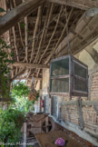 L’entrée de l’habitat avec une avancée du toit, ombragée par un préau de vigne vierge avec sur la droite les escaliers en chêne massif permettant l’accès au grenier pour monter des sacs de blé à dos d’hommes, aujourd’hui utilisé pour accéder aux trois chambres d’hôtes.
