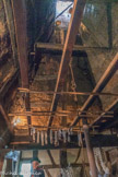 La cheminée de 16 m2 à sa base, surmontée de sa hotte pyramidale et du clocheton au-dessus du toit “la mitre”, possède toujours son foyer “chauffant au large”.