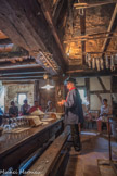 la table de ferme avec ses bancs,