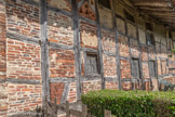La maison est faite avec du bois, de l'argile et des briques. Le torchis indique que la maion est plus vieille que le XVIIe. La datation est de 1450-1519. Elle repose sur les dates des coupes de bois.