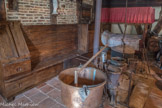 Présence de quelques pièces du mobilier d’époque (entre XVe et XIXe) dans la pièce à vivre “la maison”: 
l’archebanc ( banc des ancêtres) et le lit à baldaquin aux abords du foyer,