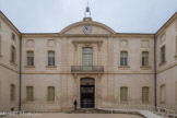 Hôtel-Dieu <br> Cour intérieure. Les bâtiments s'ordonnent autour d'une cour carrée. Pour la symétrie, il y des encadrements sans fenêtres. Toutes les fenêtres étaient en vitraux, Moricelly les fit refaire avec des petits carreaux.